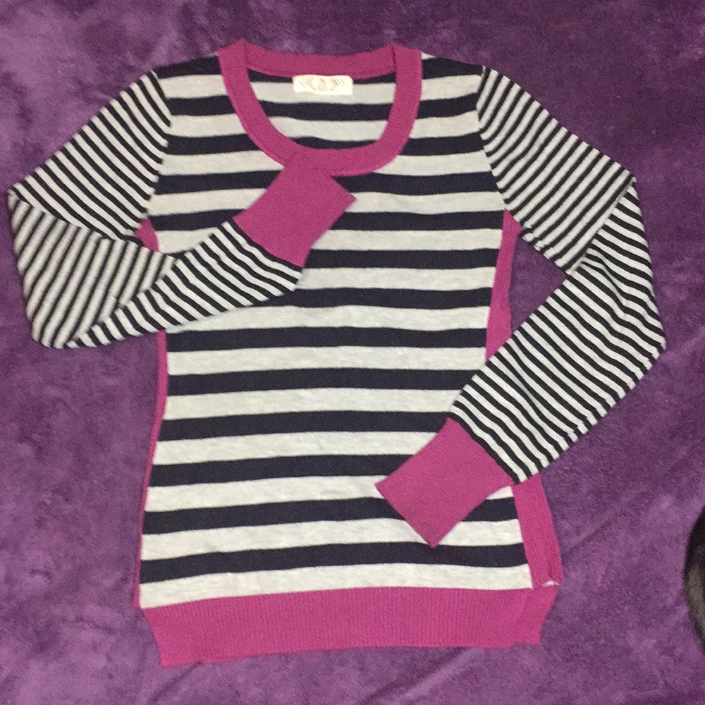 Soft & Lightweight Knit Sweater -Perfect Condition